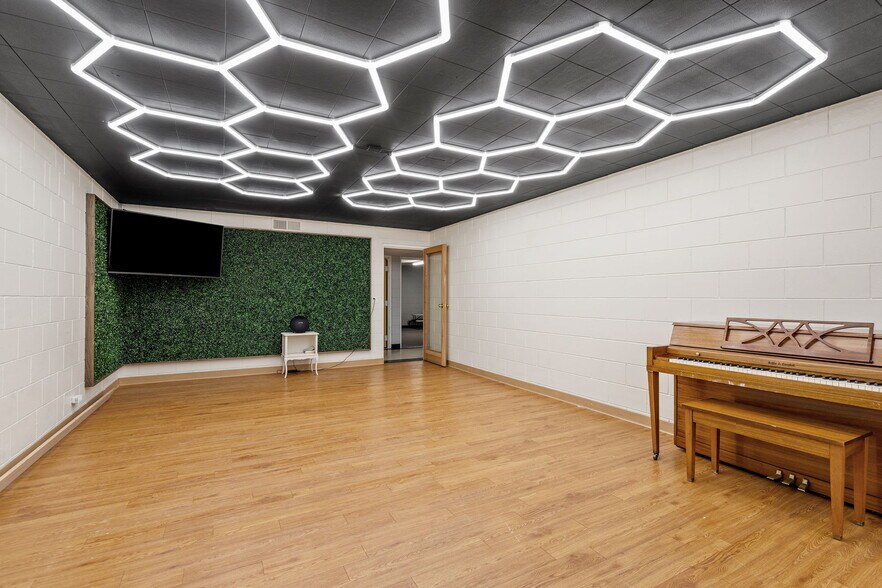 More Photos Of 6206 Lilac Dr N, Brooklyn Center Religious Facility For Sale