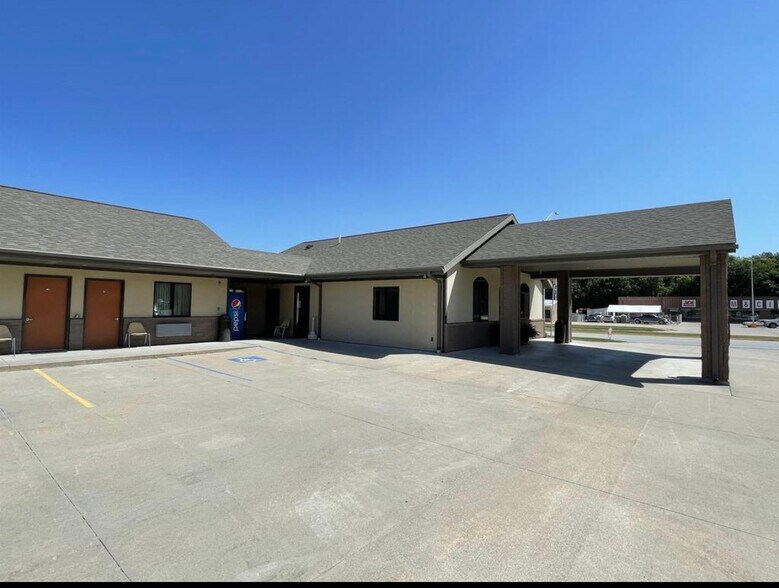 More Photos Of 2621 Harlan St, Falls City Hotel For Sale