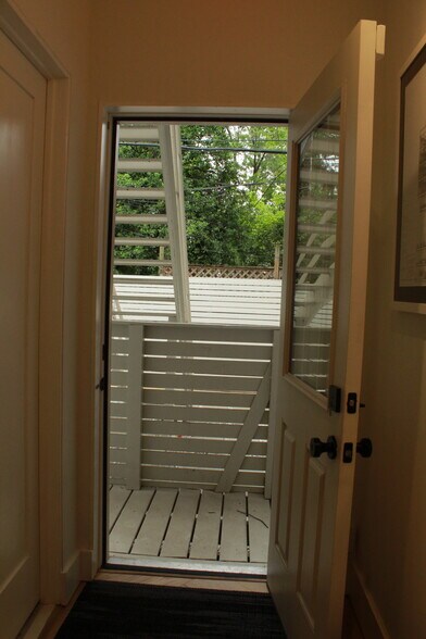 More Photos Of 709 D St SE, Washington Storefront For Lease