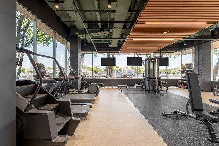 More Photos Of 14643 N Dallas Pky, Dallas Office For Lease