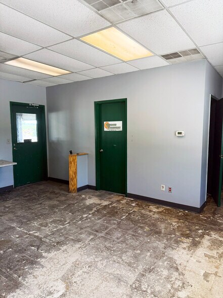 More Photos Of 5601 IN-32, Crawfordsville Truck Terminal For Lease