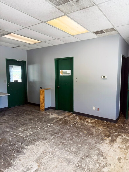 More Photos Of 5601 IN-32, Crawfordsville Truck Terminal For Sale