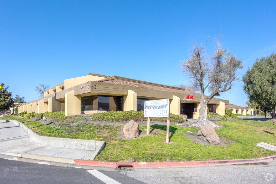 More Photos Of 3000-3050 Kenneth St, Santa Clara Research And Development For Lease
