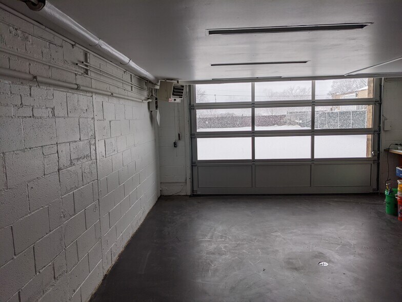 More Photos Of 6575-6577 N Avondale Ave, Chicago Service For Lease