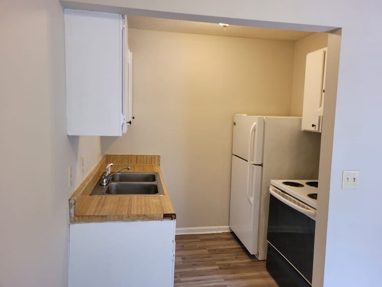 More Photos Of 2705 McArthur Dr, Greensboro Apartments For Sale