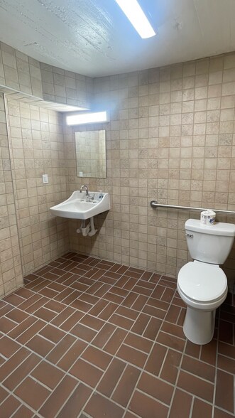 More Photos Of 554 Main St, Oakville Storefront Retail Office For Lease