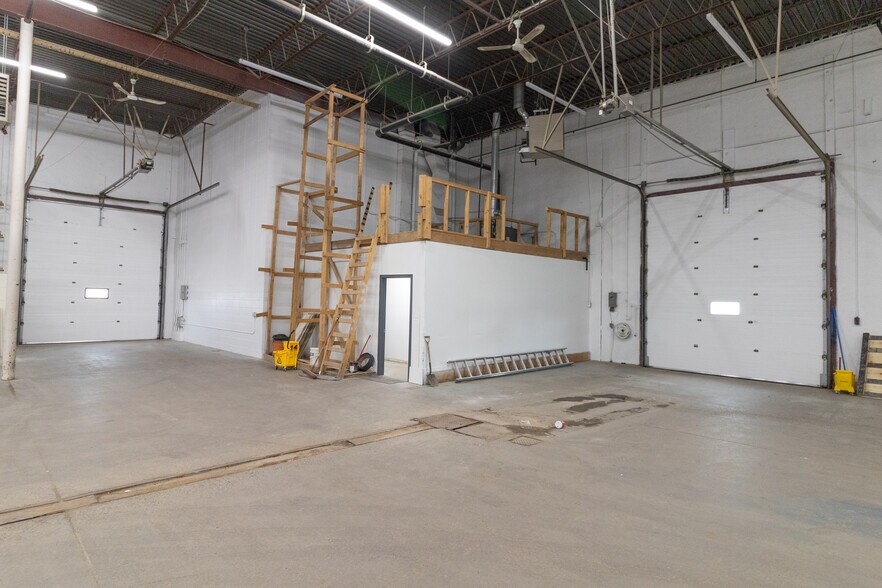 More Photos Of 3501 23rd St NE, Calgary Warehouse For Lease
