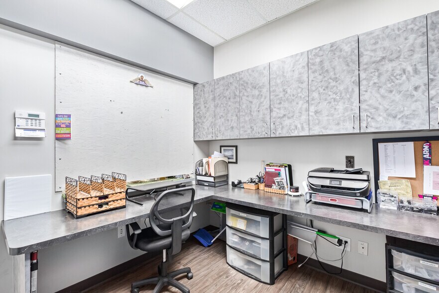 More Photos Of 15600-15650 N Black Canyon Hwy, Phoenix Office For Lease