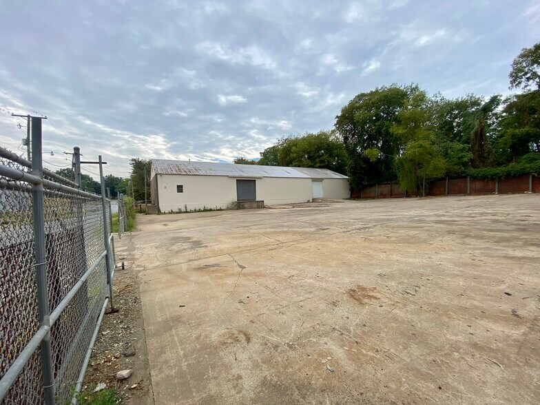 More Photos Of 924 Hanger St, Little Rock Service For Lease