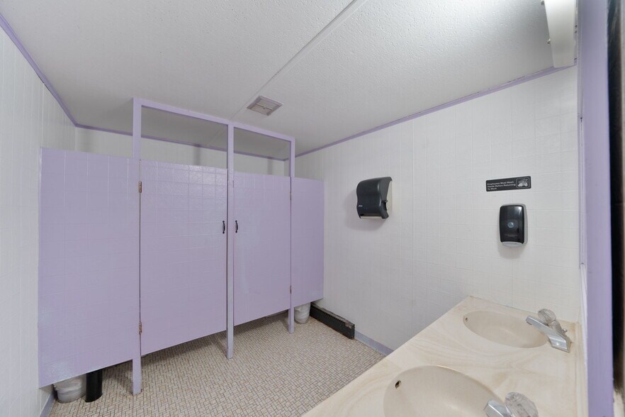 More Photos Of 18089 W State St, Vandalia Bar For Sale