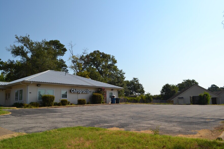 More Photos Of 112 N Lee Dr, Gladewater Office For Sale