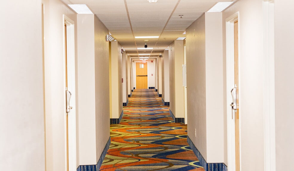 More Photos Of 937 Enterprise Ln, Mount Carmel Hotel For Sale