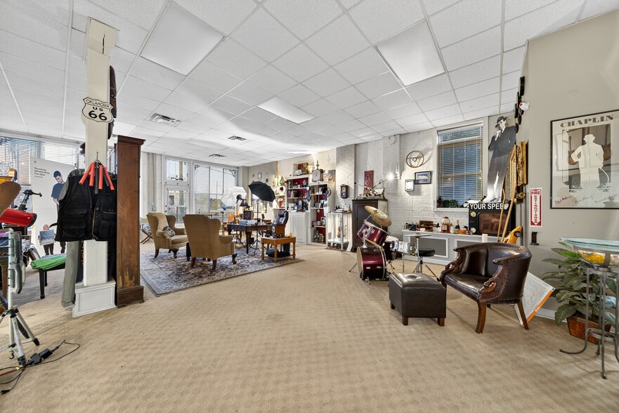 More Photos Of 109 7th Ave E, Springfield Flex For Sale