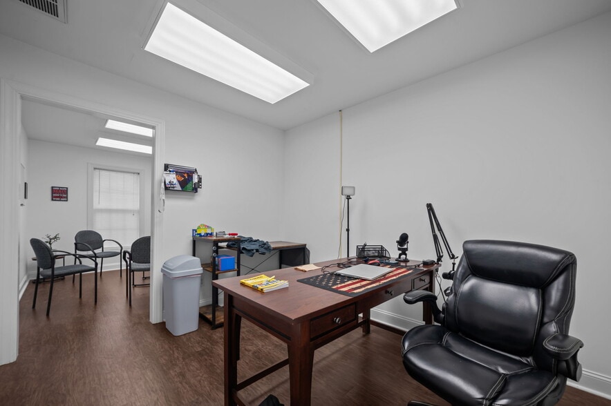 More Photos Of 125 Oakmont Dr, Greenville Office For Sale