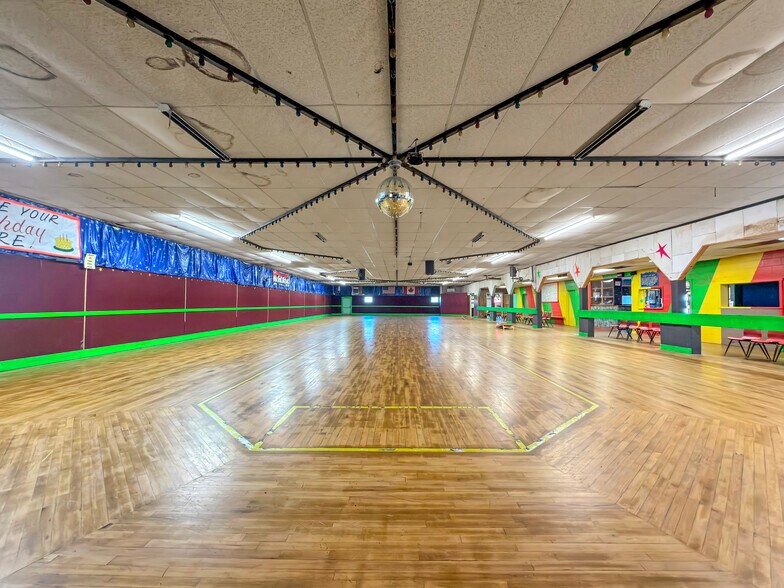More Photos Of 18 Access Hwy, Caribou Sports And Entertainment For Sale