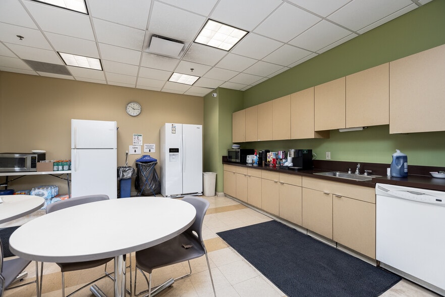 More Photos Of 10708 N Pomona Ave, Kansas City Flex For Sale