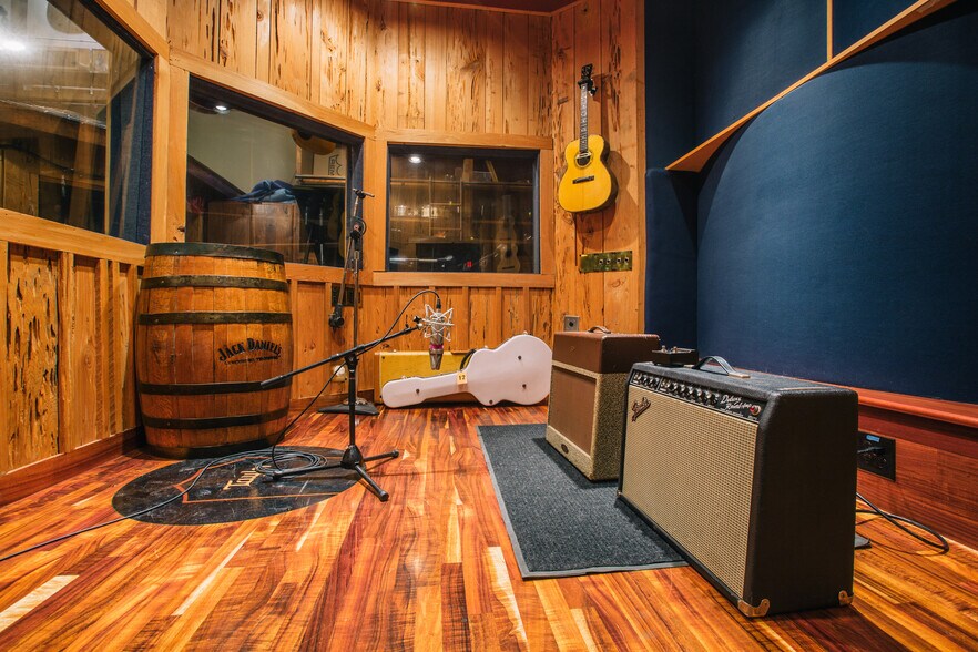 More Photos Of 114-116 17th Ave S, Nashville Office For Sale