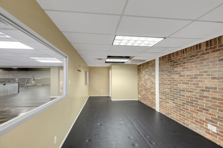 More Photos Of 7510 Lawndale St, Houston Warehouse For Sale