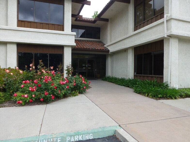 More Photos Of Central Westlake Village- Abundant parking, Westlake Village Medical For Lease
