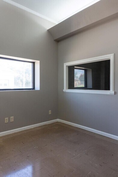 More Photos Of 214 S Church St, Dublin Flex For Sale