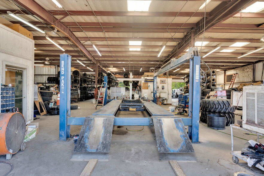More Photos Of 475 W Commerce St, Fairfield Auto Salvage Facility For Sale
