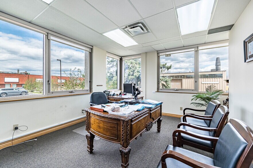 More Photos Of 220 Advance Blvd, Brampton Office For Sale