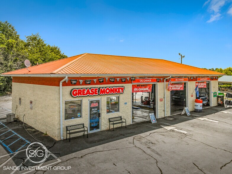 Primary Photo Of 921 Pioneer Rd, Pendleton Auto Repair For Sale