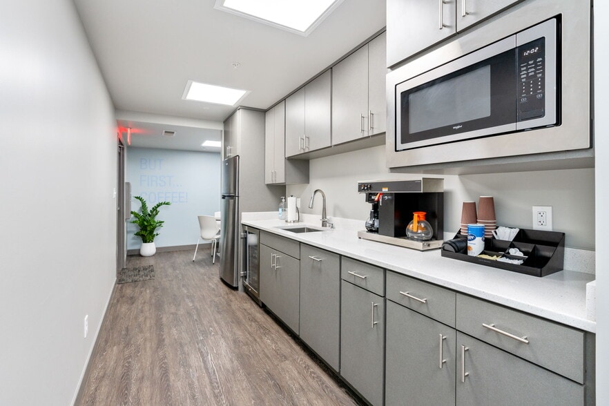 More Photos Of 3312 Gilmore Industrial Blvd, Louisville Warehouse For Lease