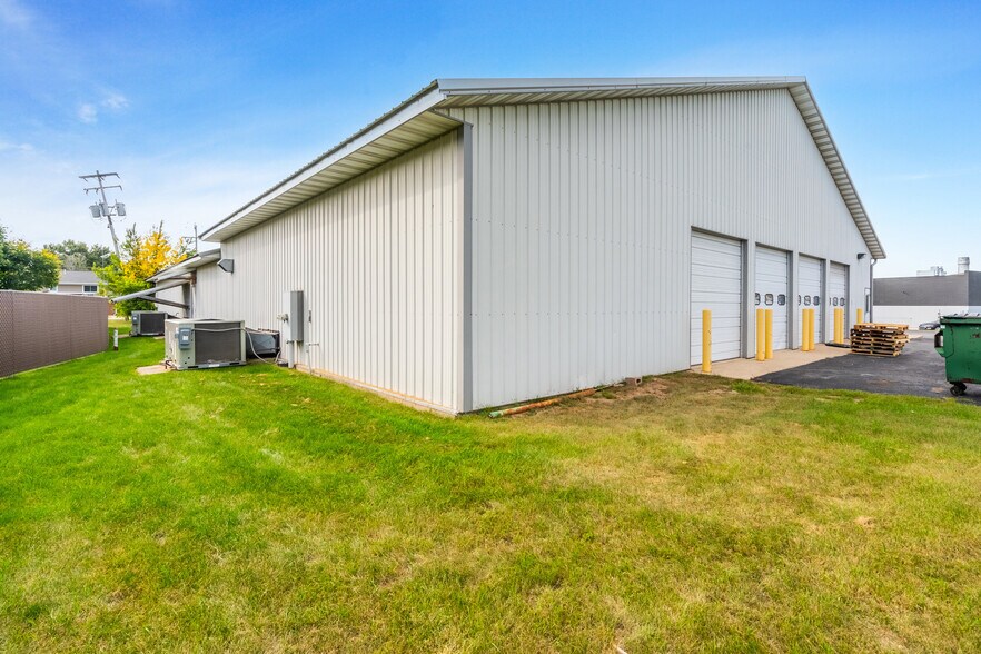 More Photos Of 821 Lime Kiln Rd, Green Bay Flex For Lease