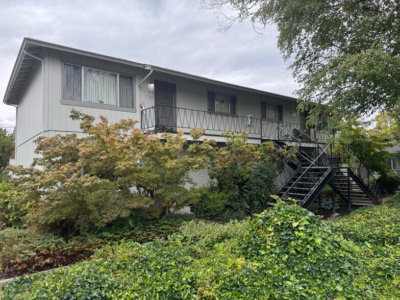 Primary Photo Of 305 NE C St, Grants Pass Apartments For Sale
