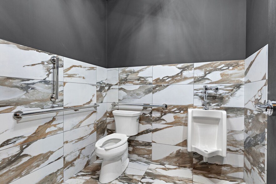 More Photos Of 17 E Brickel St, Columbus General Retail For Sale