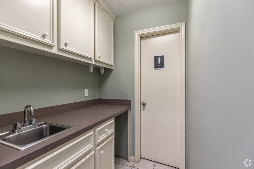 More Photos Of 6735 Theall Rd, Houston Light Manufacturing For Sale