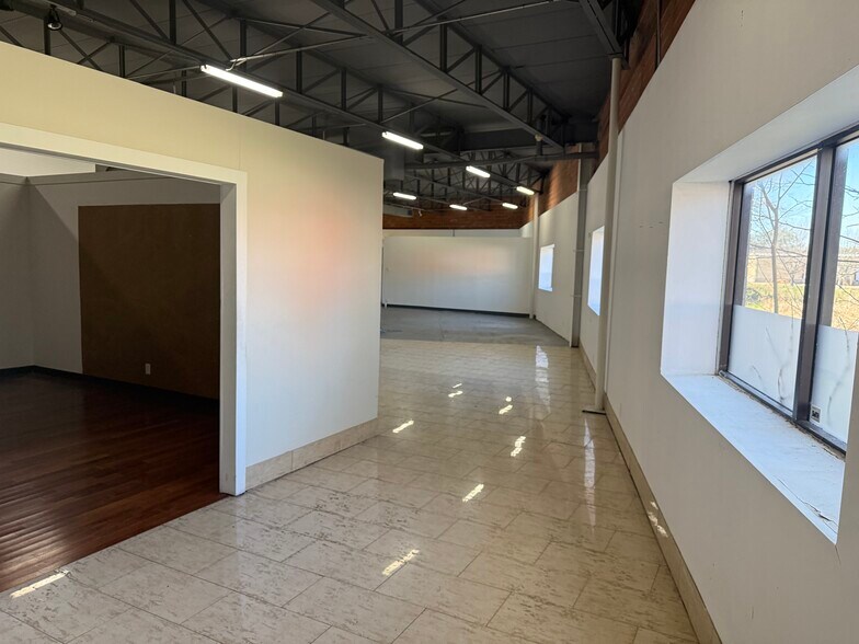 More Photos Of 2124 Farrington St, Dallas Light Manufacturing For Lease