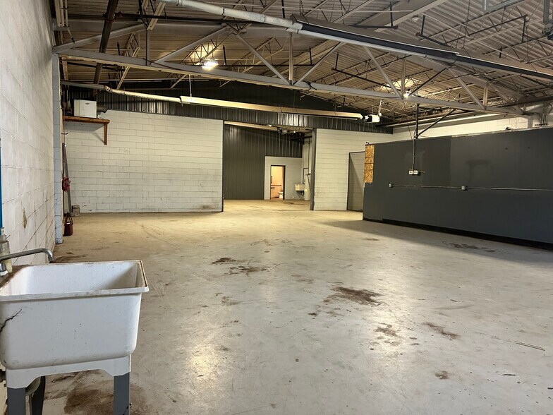 More Photos Of 7878 Gull Rd, Richland Warehouse For Lease
