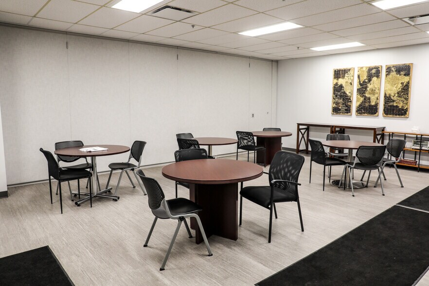 More Photos Of 1585 Roadhaven Dr, Stone Mountain Warehouse For Lease