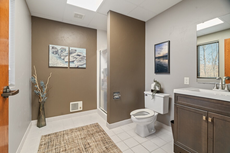 More Photos Of 566 Redbird Cir, De Pere Office For Lease