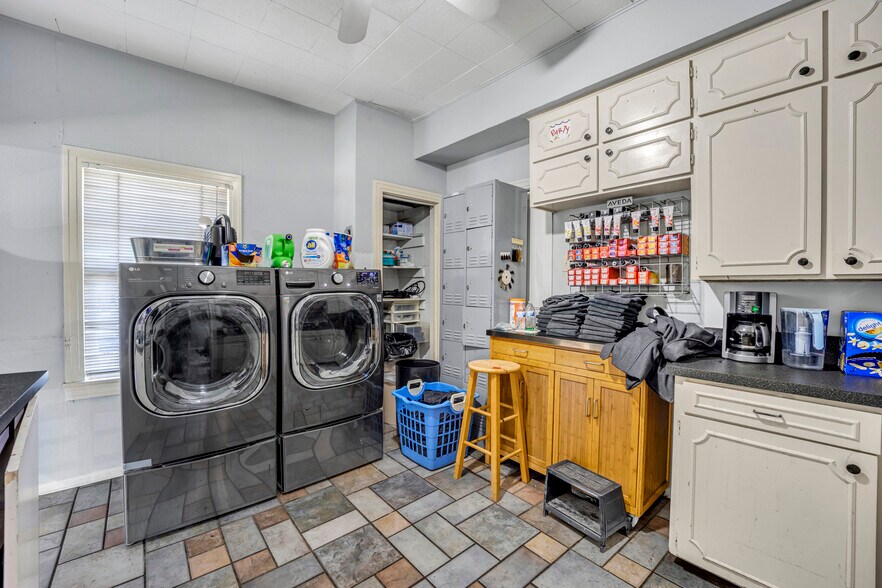 More Photos Of 808 W Abram St, Arlington Freestanding For Sale