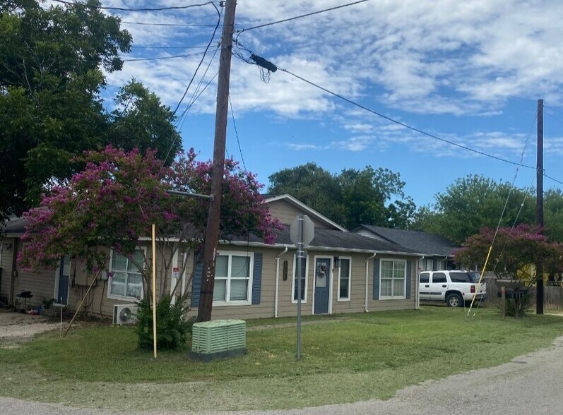 More Photos Of 1520 D St, Floresville Apartments For Sale