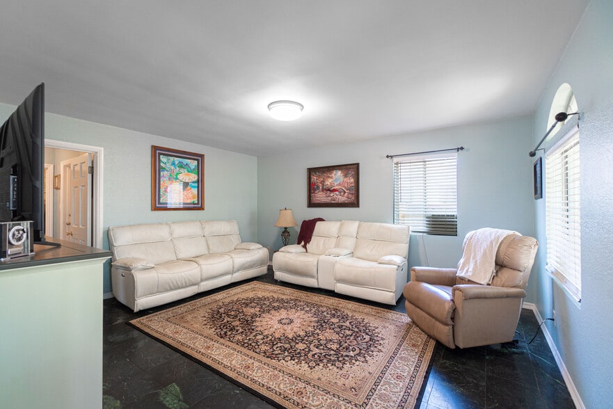 More Photos Of 1562 W 31st St, Long Beach Apartments For Sale