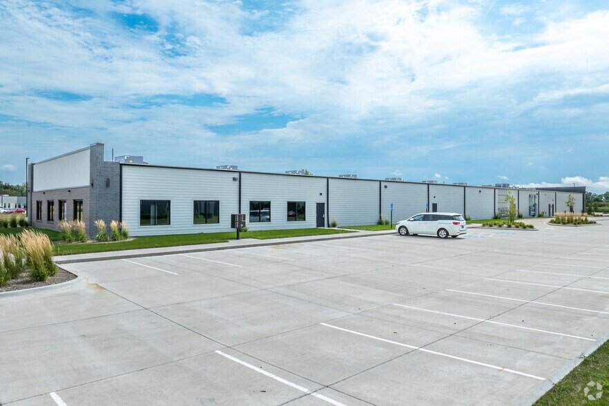 More Photos Of 88 Paine Cir SE, Bondurant Office For Lease