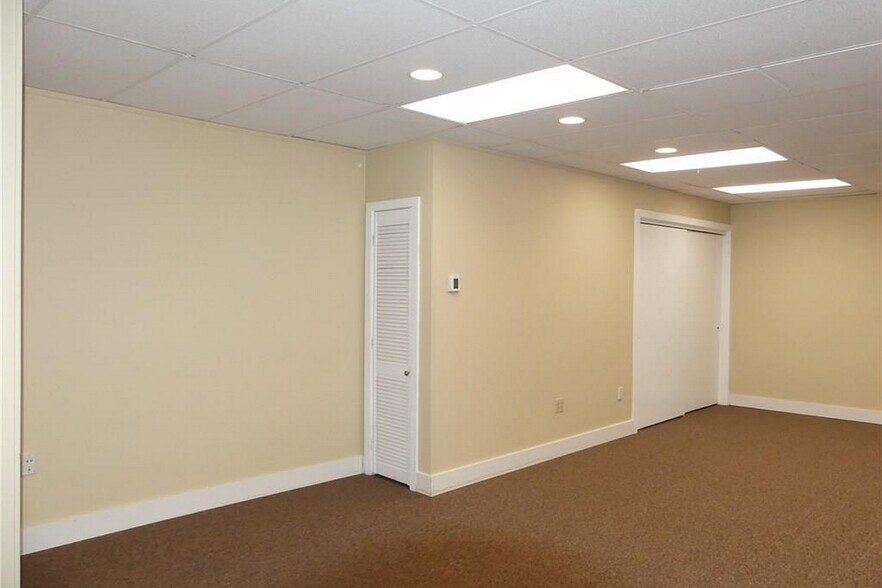 More Photos Of 36 Plains Rd, Essex Freestanding For Lease