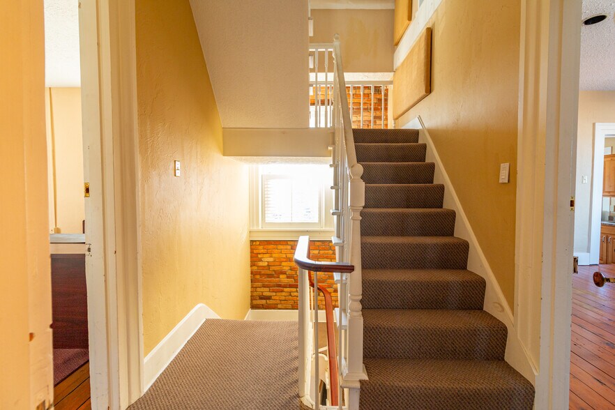 More Photos Of 323 S Main St, Zelienople Office Residential For Lease