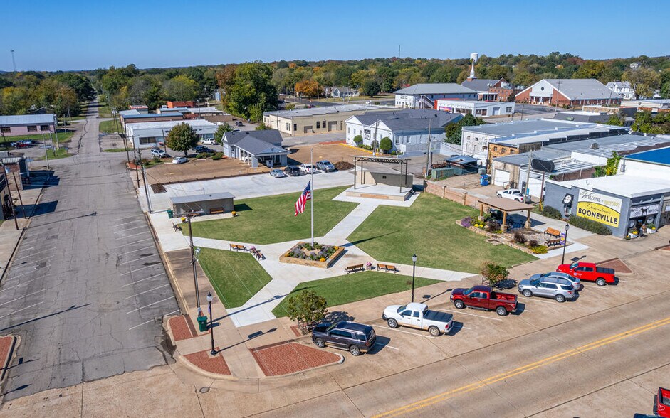 More Photos Of 155 N Broadway Ave, Booneville Storefront For Sale