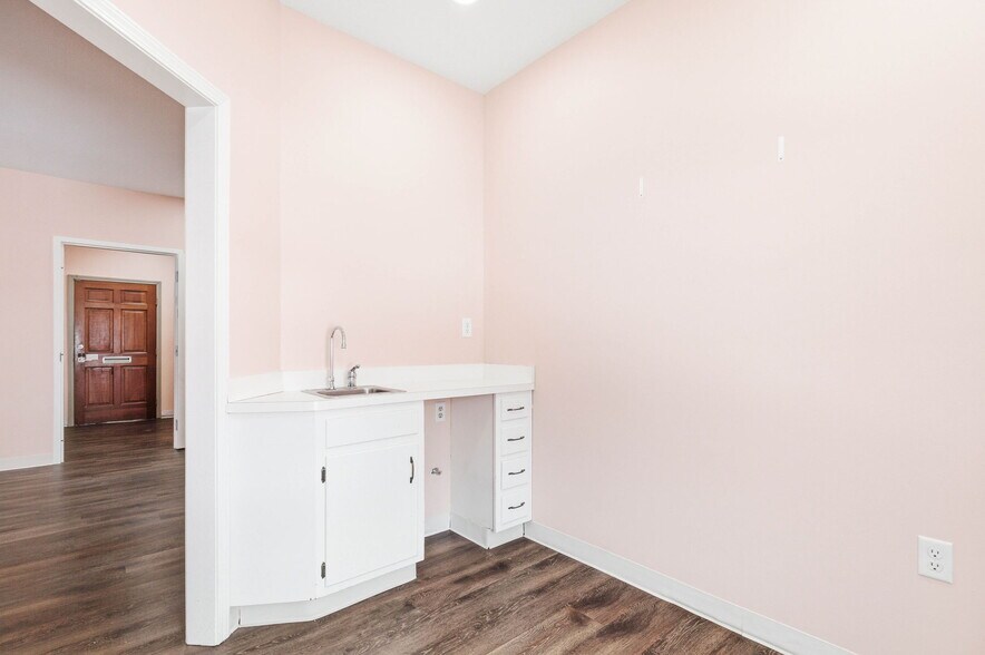 More Photos Of 1313 Lyndon Ln, Louisville Office For Sale