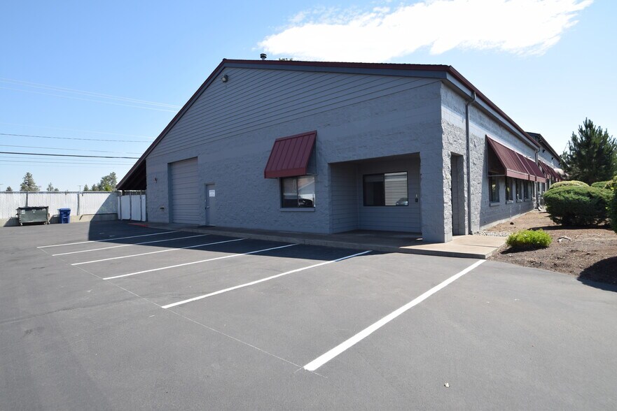 More Photos Of 742-746 SE Glenwood Dr, Bend Manufacturing For Lease