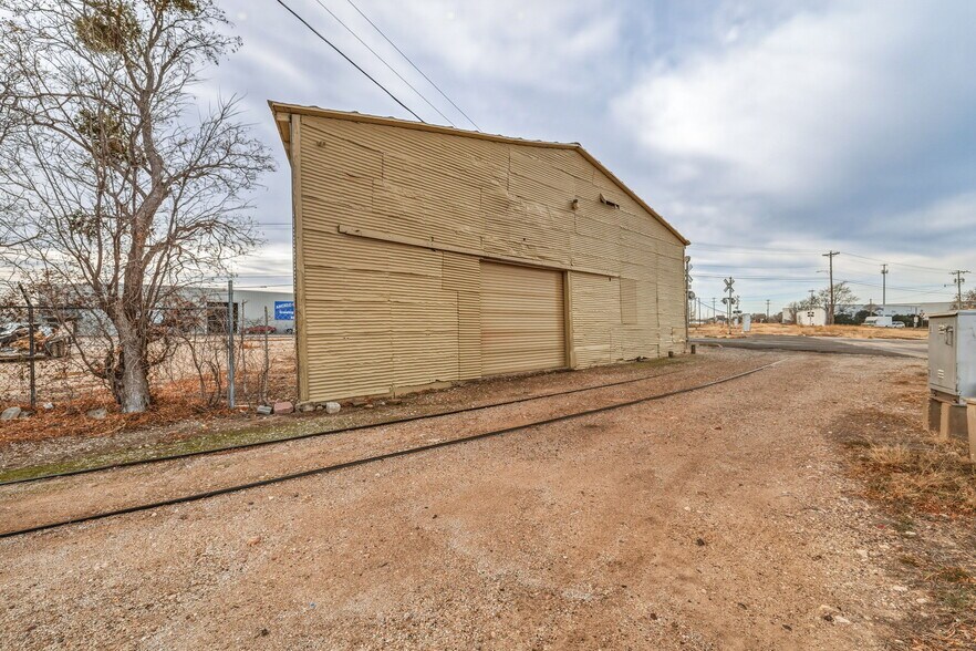 More Photos Of 26 W Washington Dr, San Angelo Warehouse For Sale