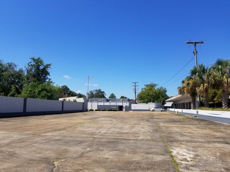 More Photos Of 700 Main St, Pineville Bank For Lease