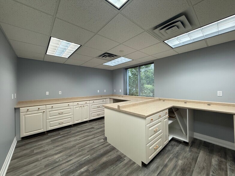 More Photos Of 361 King St, Midland Office For Sale