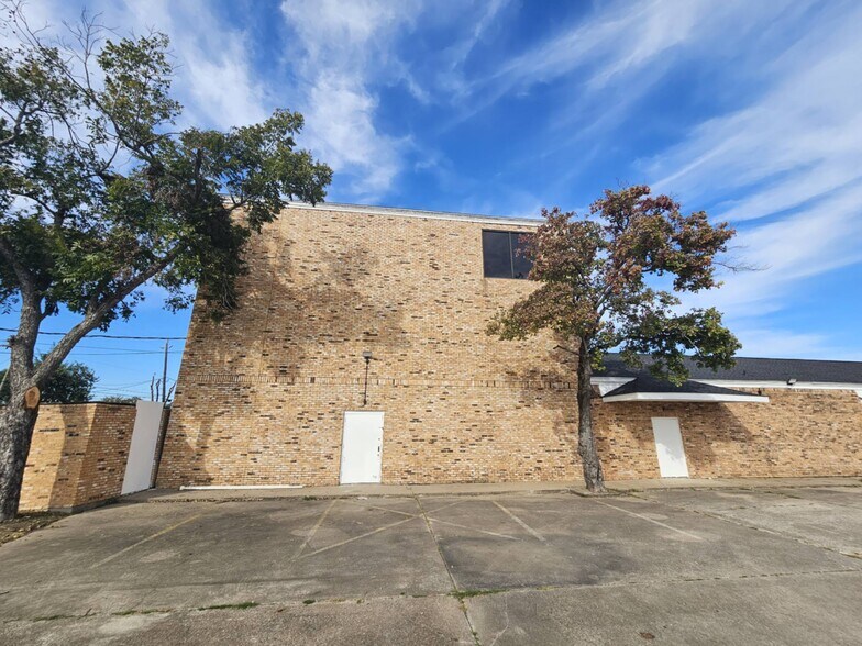 More Photos Of 1032 Pasadena Blvd, Pasadena General Retail For Lease