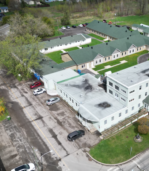 Primary Photo Of 21 Rue Renaud, Brownsburg-chatham Apartments For Sale